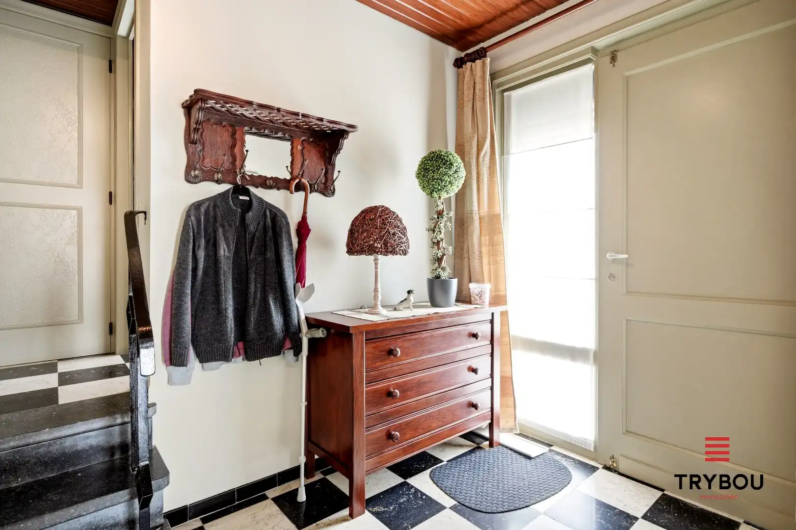 Alleenstaande woning op een ruim perceel met 3 slaapkamers en 2 garages!  foto 5