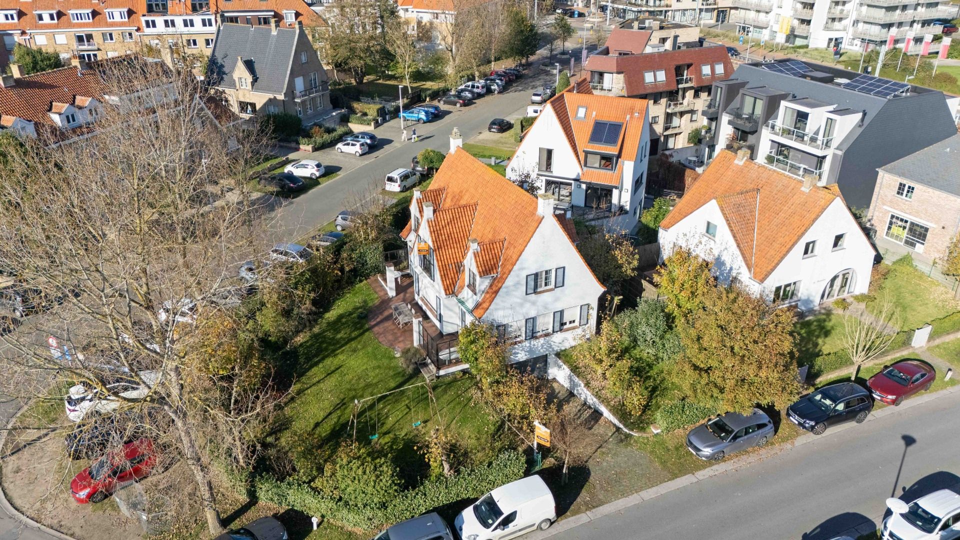 Hoofdfoto van de publicatie: Op te knappen villa in de Simli-wijk te Nieuwpoort.