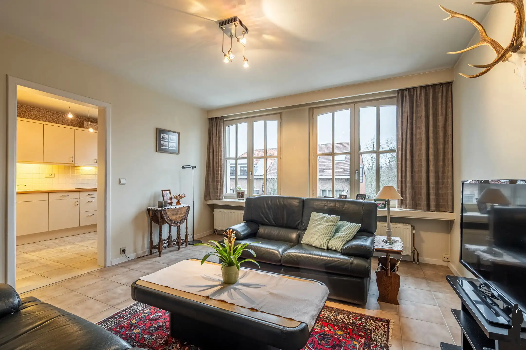 Ruim en lichtrijk appartement met 2 slpks in hartje Hove foto 2