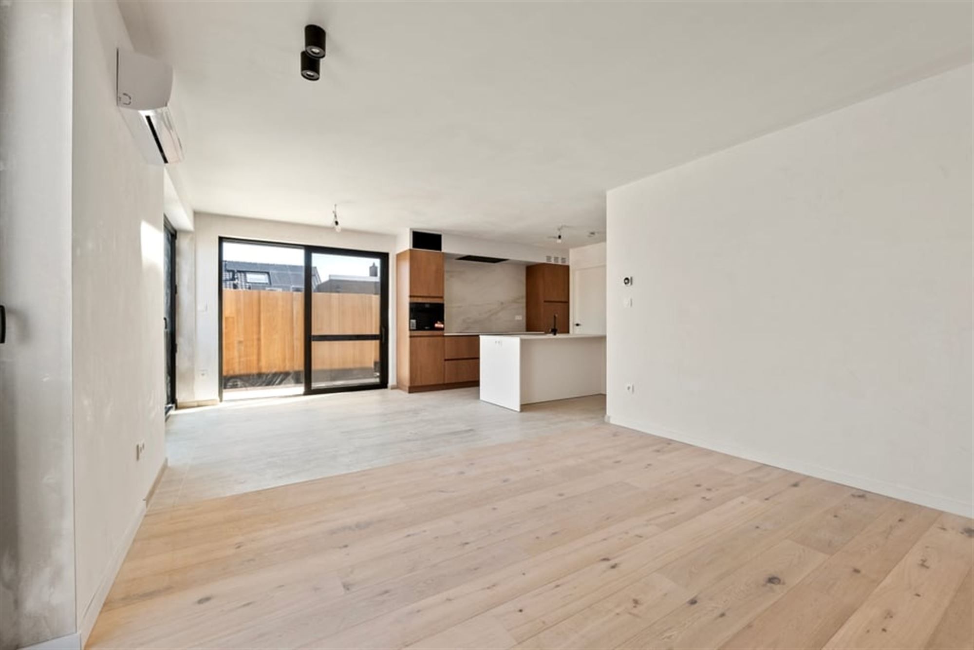 3 SLK APPARTEMENT MET RUIME TUIN EN PARKEERPLAATS IN HET CENTRUM VAN LANDEN  foto 9