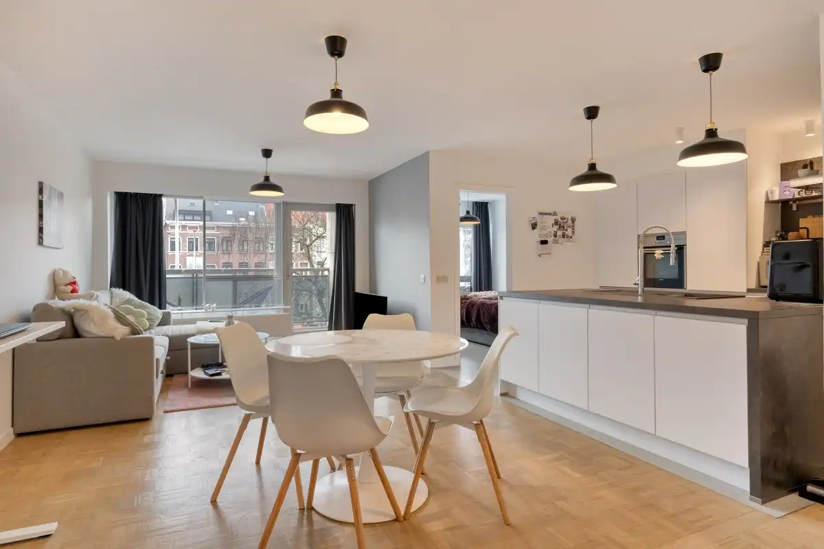 Instapklaar 1-slaapkamerappartement met terras en kelderberging in Mechelen!  – EPC 98 kWh/m² - bewoonbare opp. 61 m² foto {{pictureIndex}}