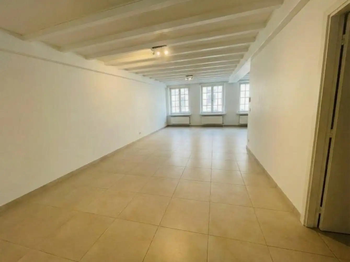 Brugge centrum, aan de Noordzandstraat, vlakbij alle winkels 'tZand  UITZONDERLIJK RUIM WOONHUIS /APPARTEMENT  MET HUISLIFT , 4 slaapkamers + bureau , living van 65m², modern ingerichte grote eet en kookkeuken Zalig wonen!  living van 65m²en zuidgericht terrasZlit terras van 65 m², volledig ingerichte eet-en kookkeuken van 34m²,  grote fietsenberging foto 2
