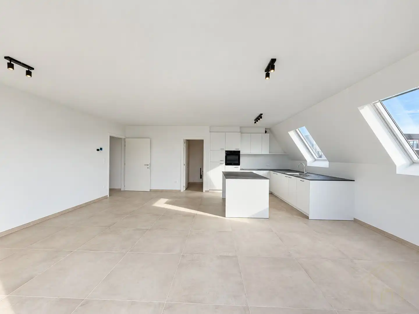 Nieuw appartement met 2 slaapkamers, garage en parkeerplaats, perfect gelegen in Menen - Te huur! foto {{pictureIndex}}