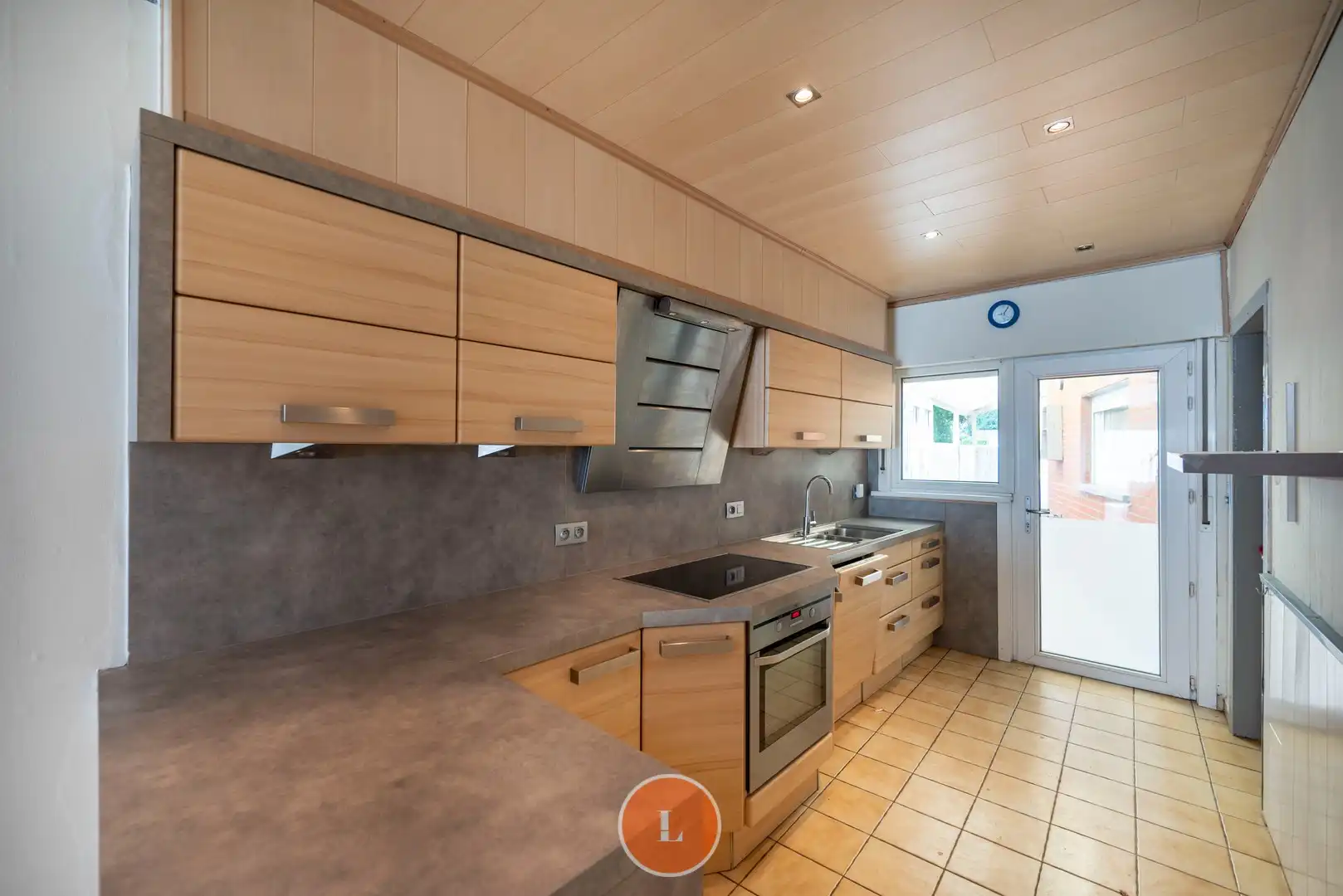 Te renoveren woning met 3 slaapkamers en garage in Menen. foto 4