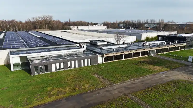 Magazijn met kantoren te huur foto 9