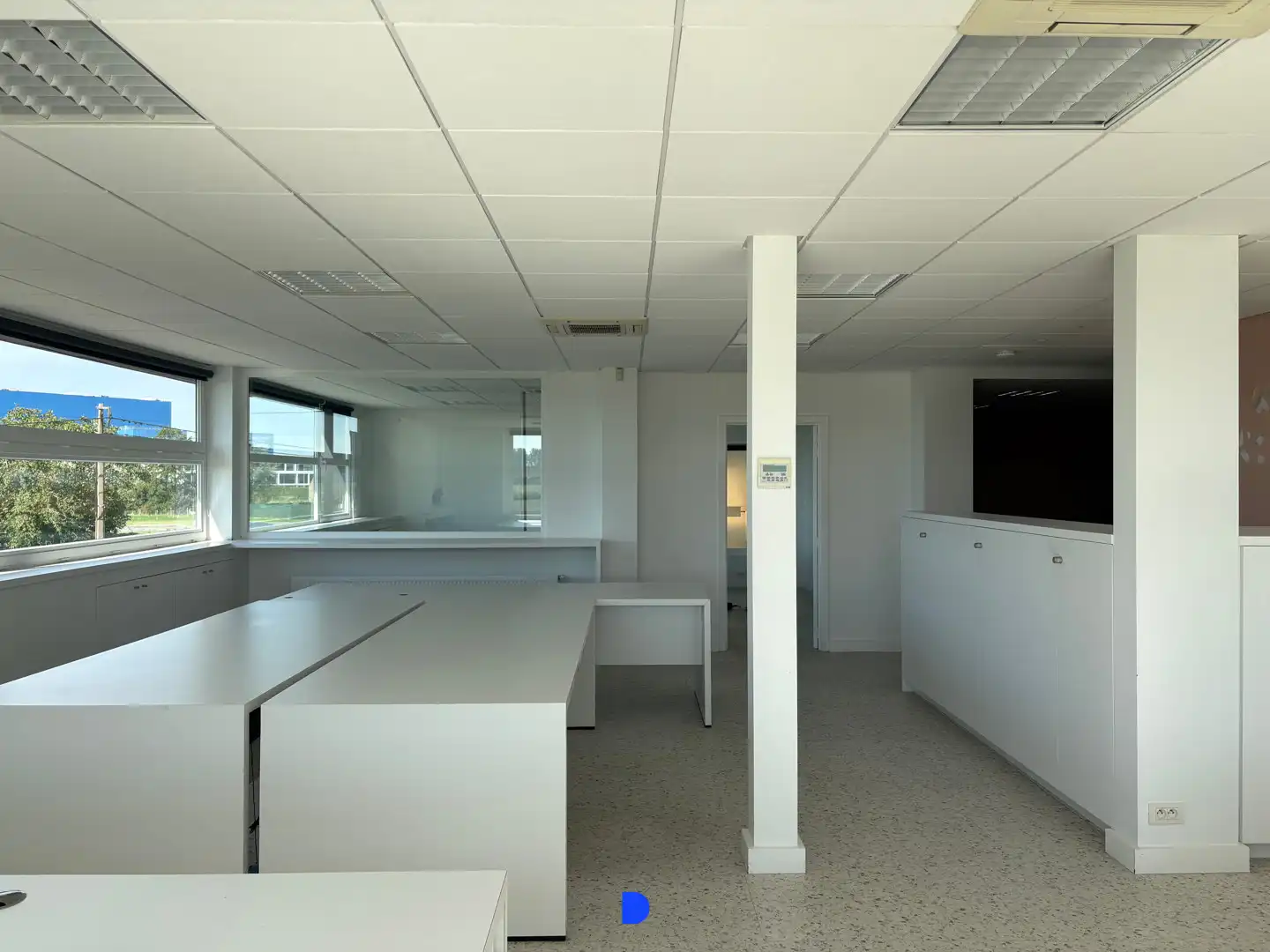 Bedrijfsgebouw op uitstekende zichtlocatie langs de Ring (R32) te Roeselare. foto 11