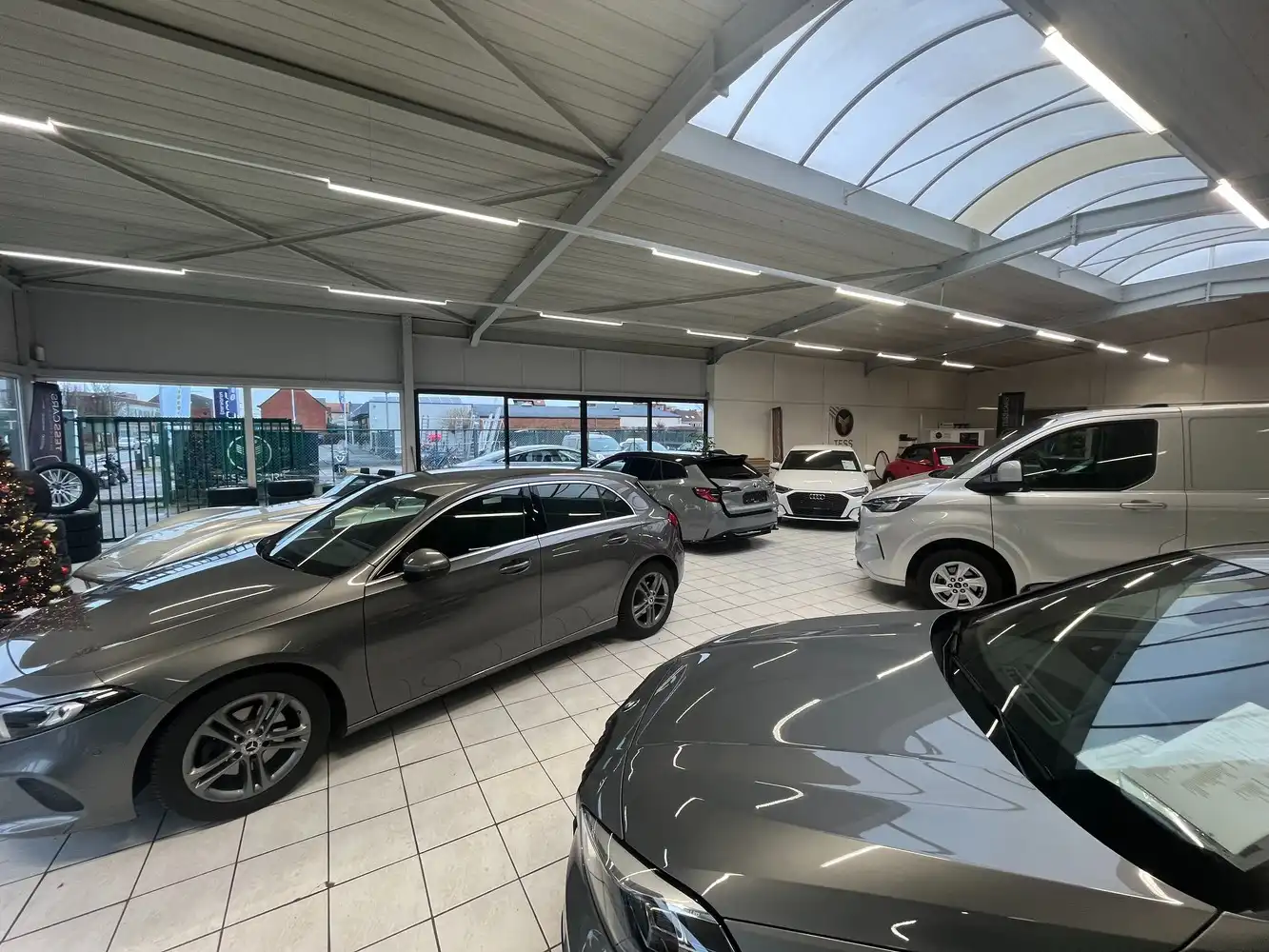 Showroom + werkplaats foto 4