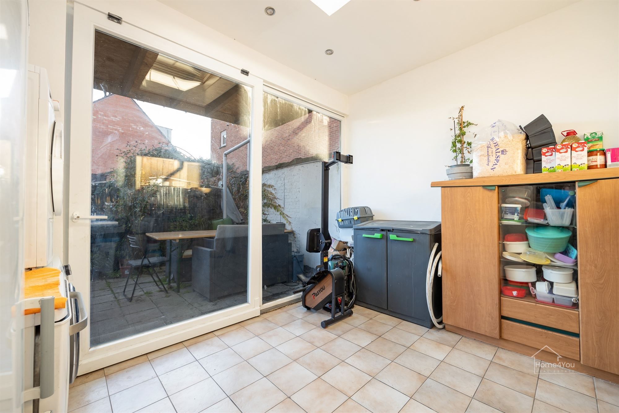 Op te frissen woning met zéér ruime extra zolder foto 7