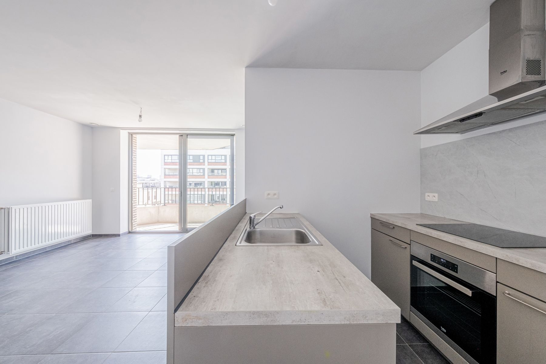 Modern 2slpk appartement met terras foto 8