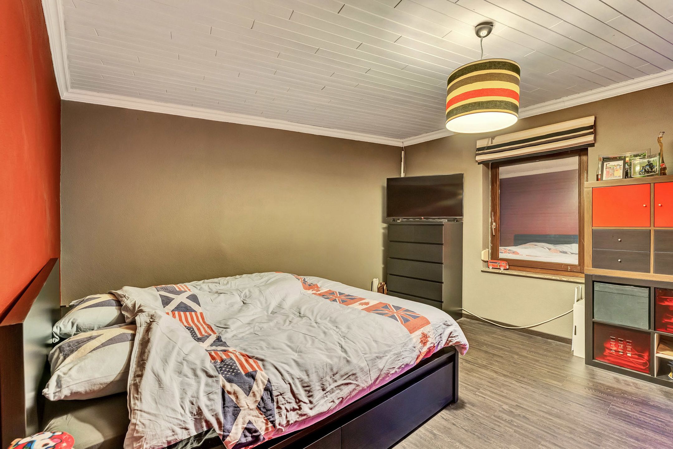 Gesloten bebouwing met 4 slaapkamers en tuin foto 13