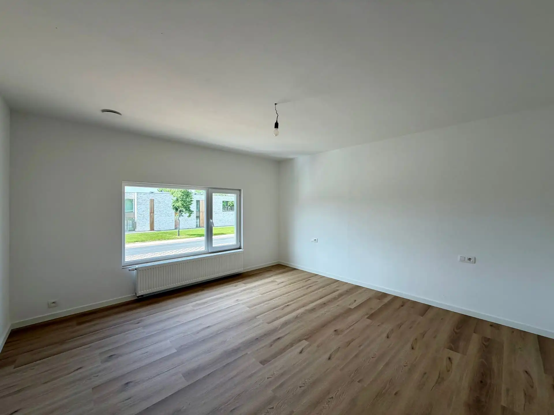 Uitzonderlijk ruim en volledig vernieuwd triplex appartement met drie slaapkamers, twee badkamers en een riant terras op een centrale locatie te Dilsen-Stokkem. foto 11