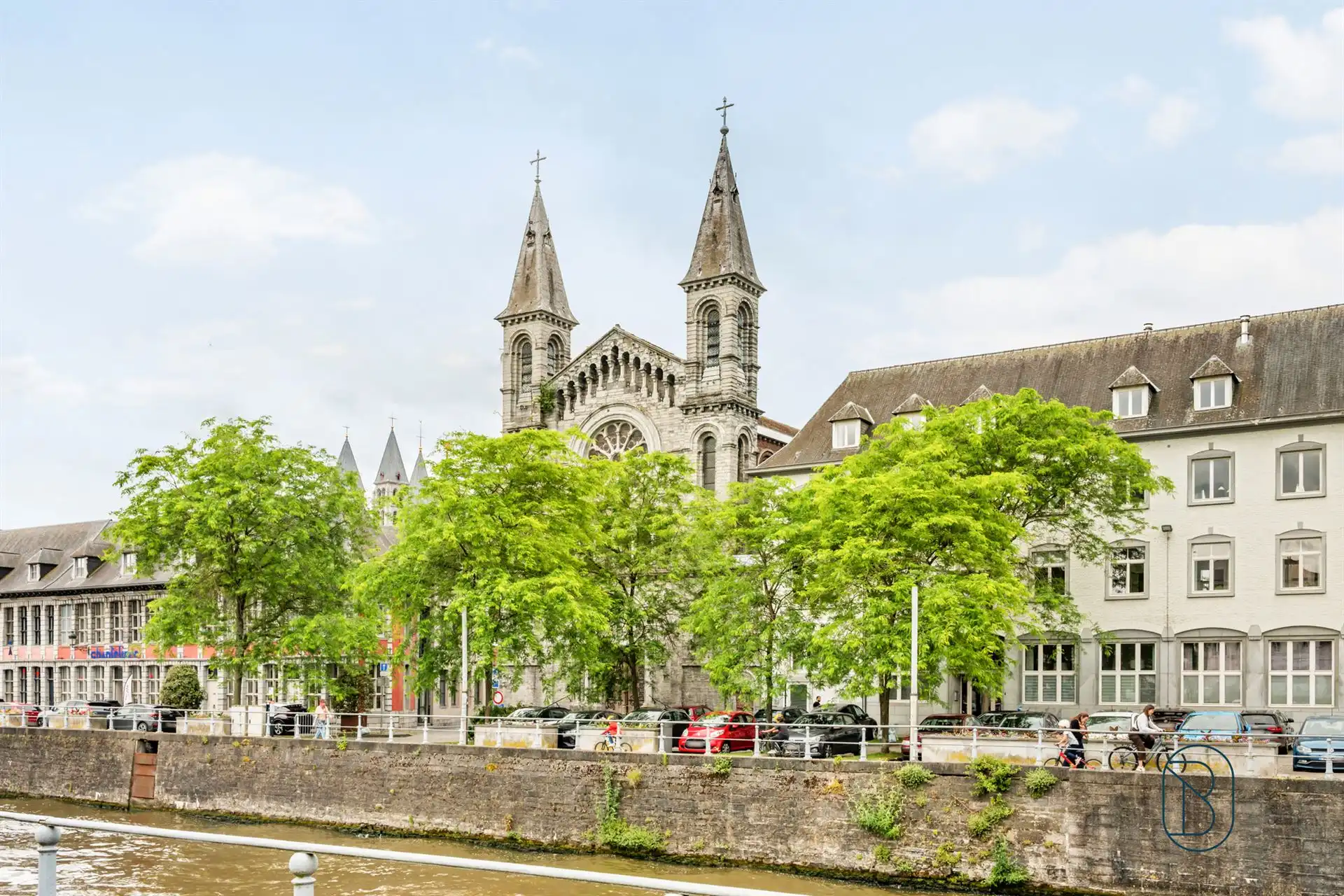 Topgelegen commerciele eigendom + woonst foto 2