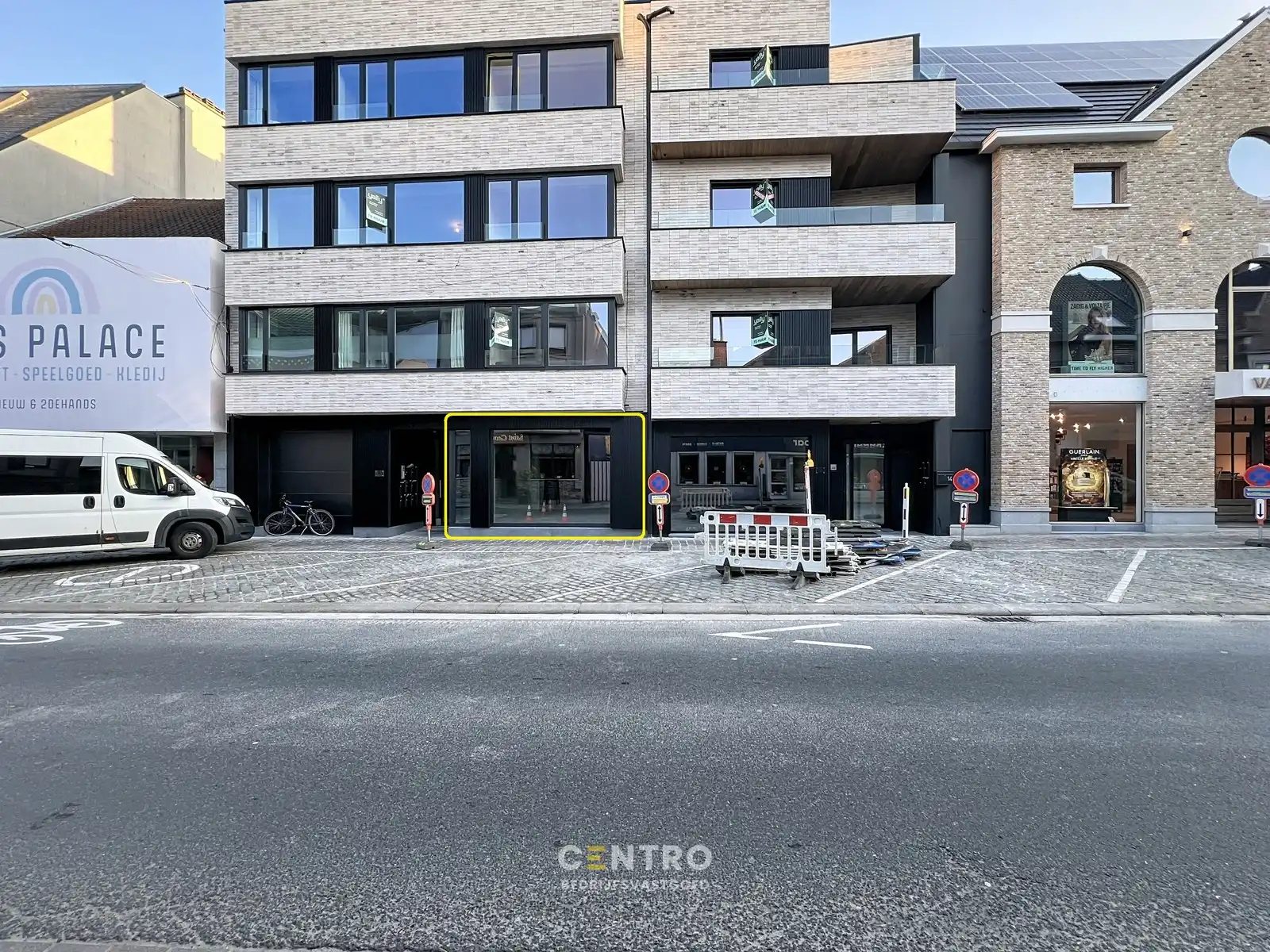 Casco handelsgelijkvloers (± 175m²) met stockruimte (±90m²), verdere afwerking in onderling overleg! foto {{pictureIndex}}