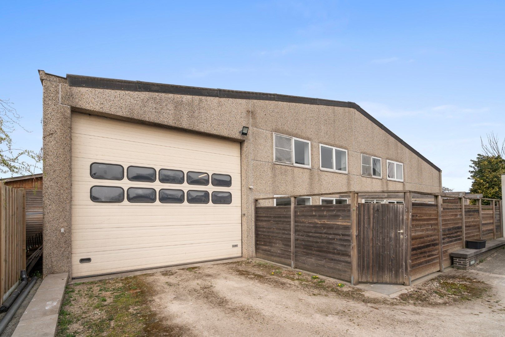 Magazijn met kantoren en conciërgewoning foto 3