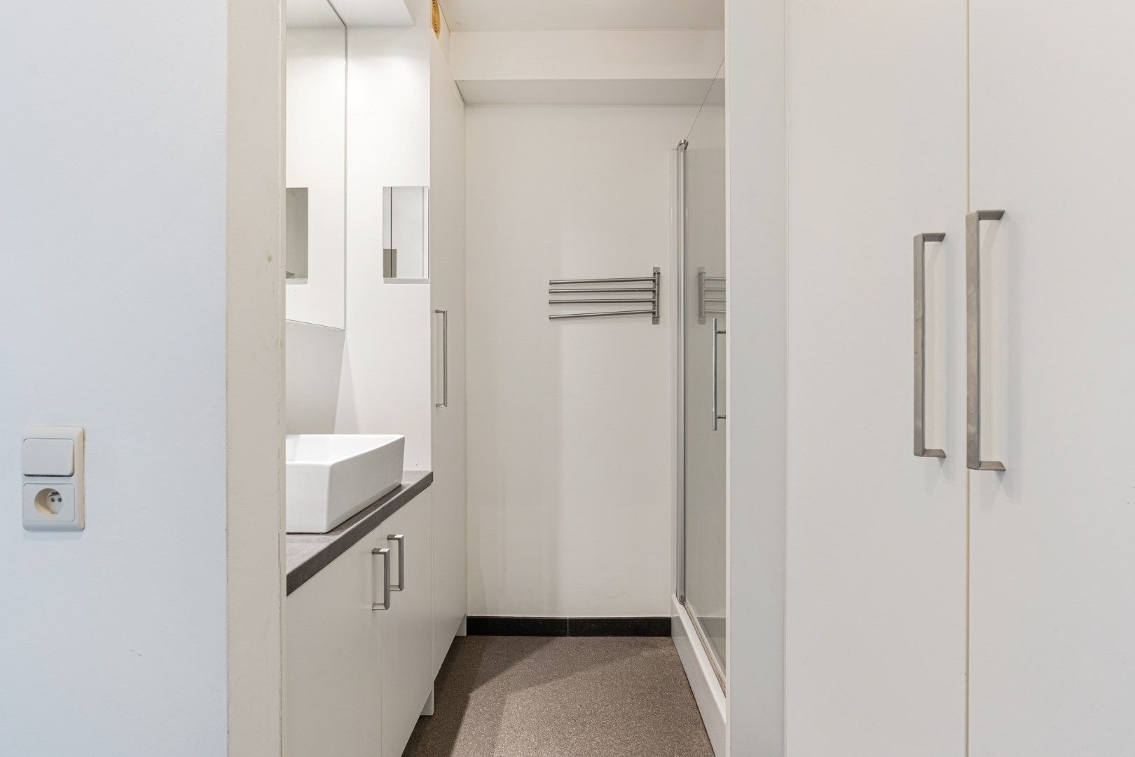 Comfortabel gebouw, onderverdeeld in een gelijkvloers appartement en een woning (210 + 210A), op een perceel van 9a60 met diverse mogelijkheden (kangoeroewoning foto 15