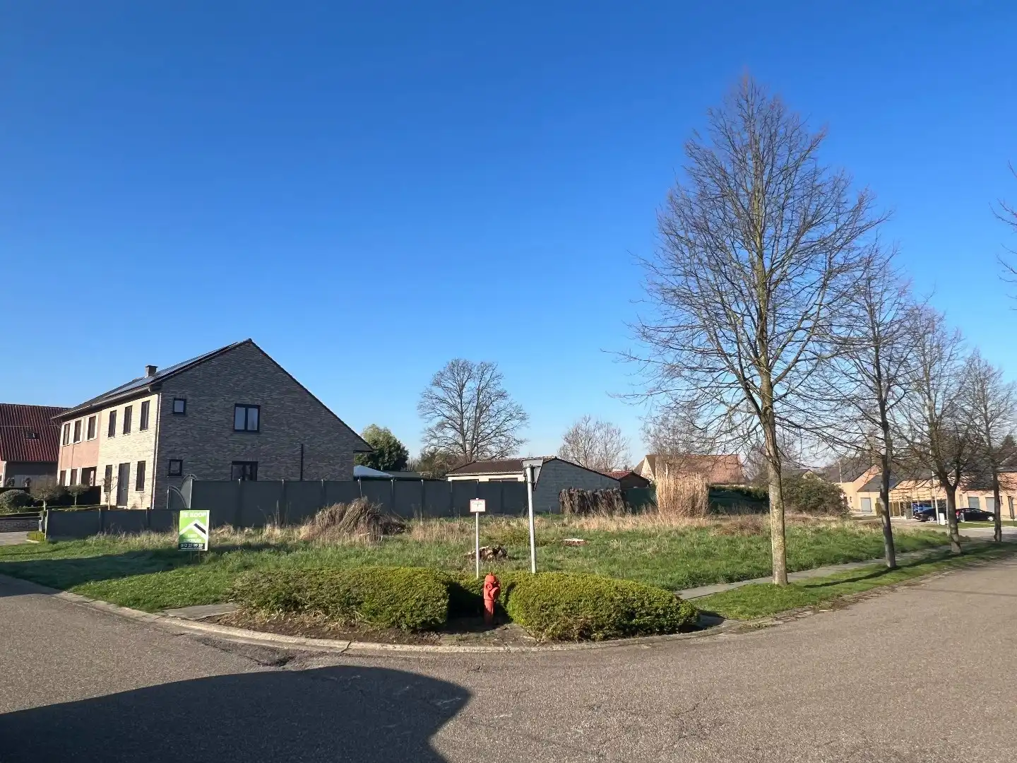 Mooi perceel open bebouwing - rustig gelegen in stadsrand Tongeren foto {{pictureIndex}}