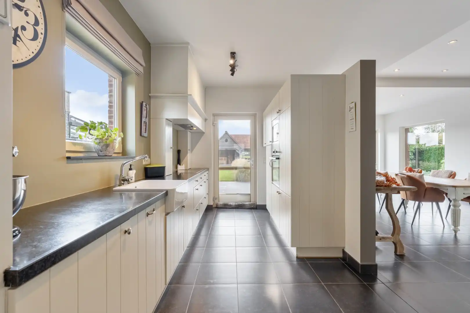 Stijlvolle villa in tijdloze pastorijstijl met zwembad en exclusieve tuinbeleving. foto 19