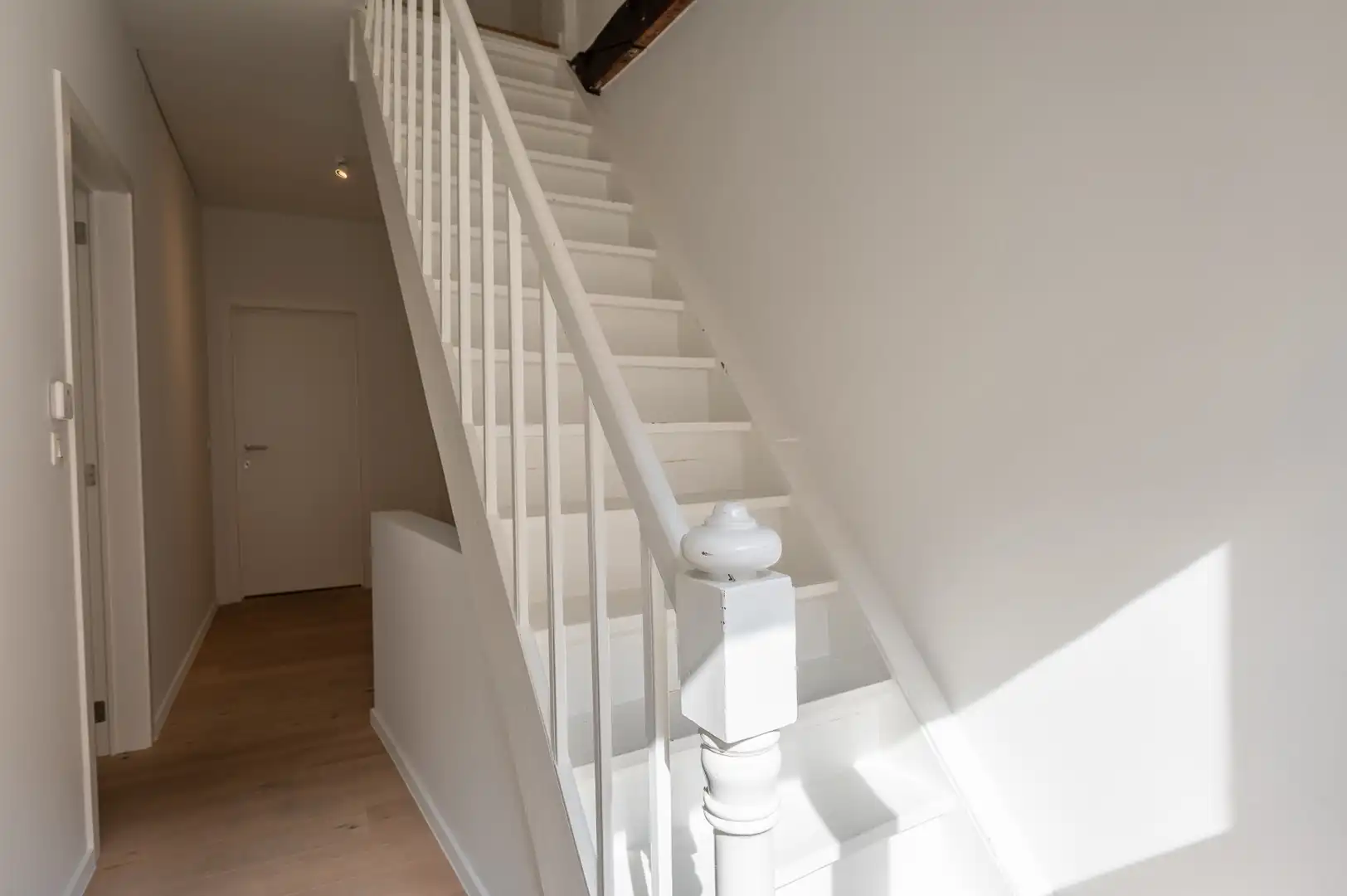 Stijlvol gerenoveerde hoekwoning met aparte duplex studio op topligging foto 13