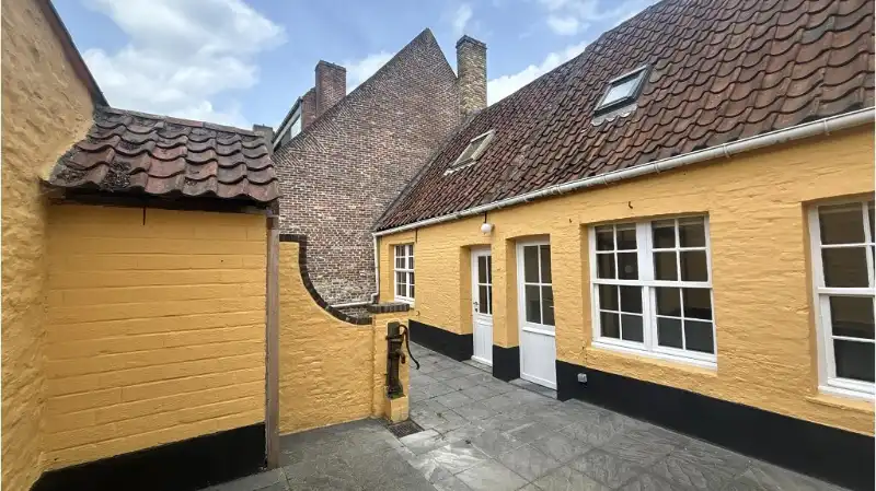 Karaktervolle 2-slaapkamerwoning met ruim TERRAS te huur in Brugge foto 14