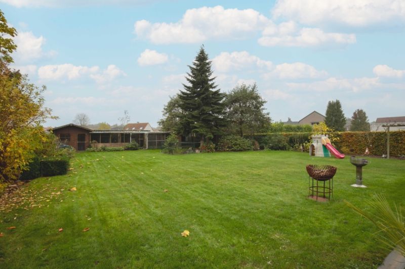 Roeselare-Stadsrand. RUIME VILLA MET EXTRA POTENTIEEL op 1150m2 gelegen aan uitstekende invalsweg, 3-4 slaapkamers. Garage. En prachtige diepe Zuid-Westelijke tuin. foto 11