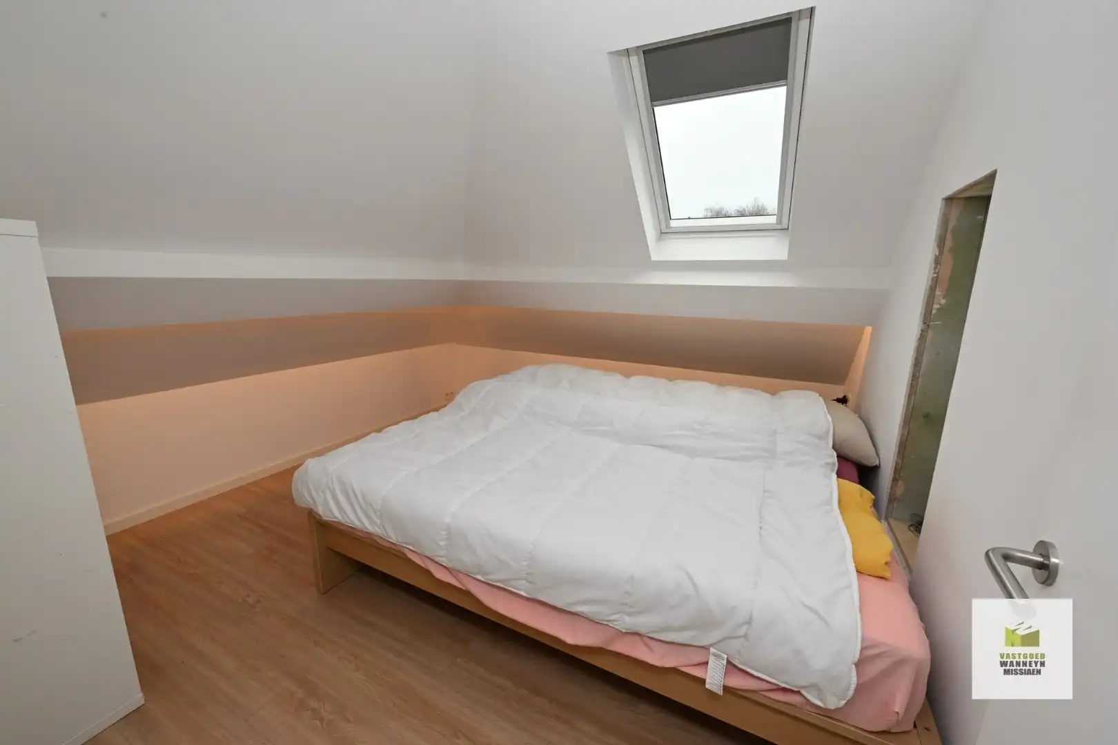 Halfopen bebouwing met 4 slaapkamers en bijgebouw op 991m2 foto 2