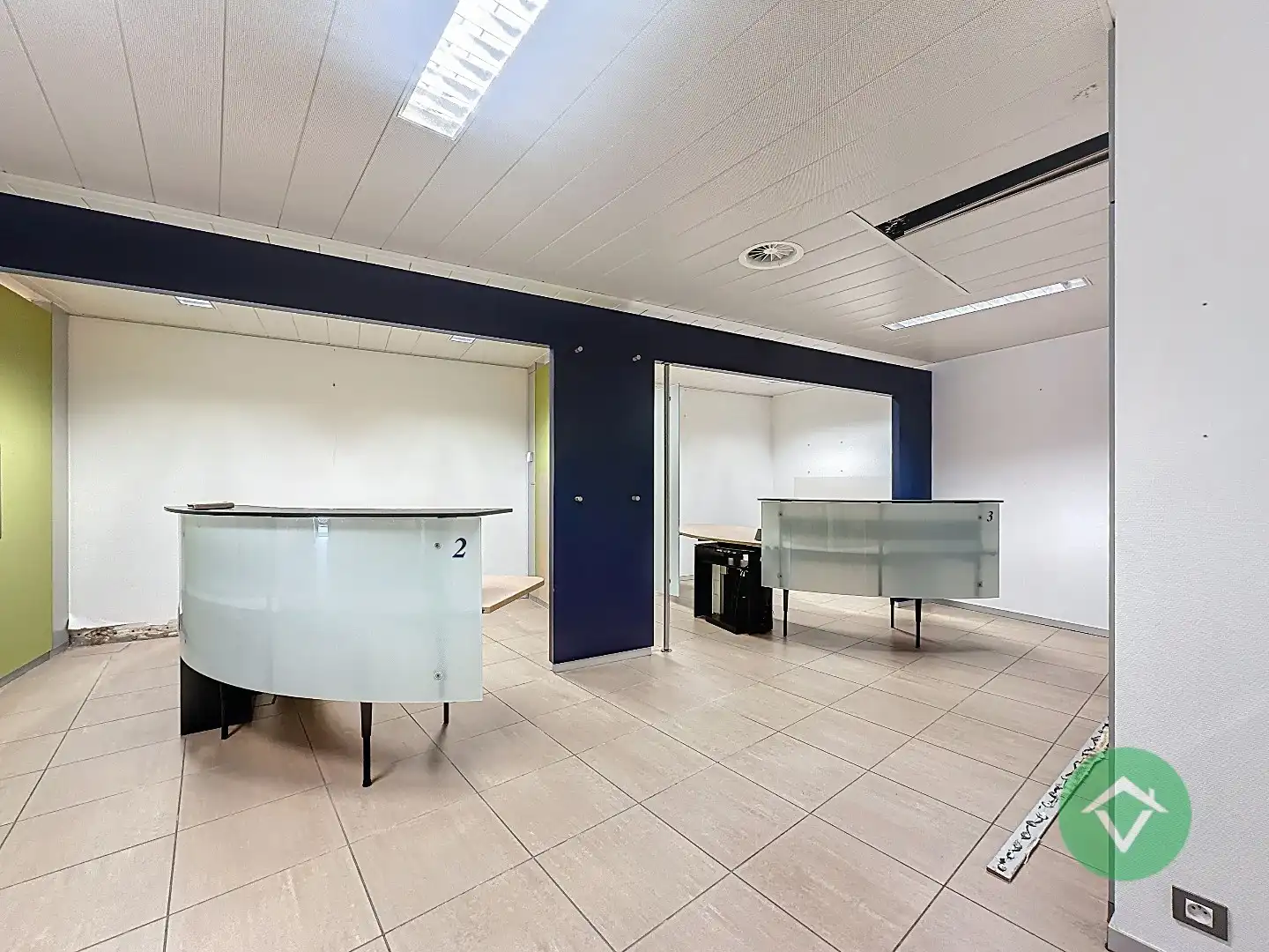 Commerciële toplocatie in Vleteren met burelen, vergaderruimtes en parking foto 13