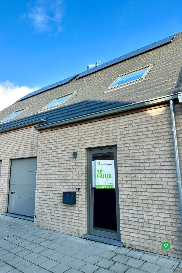 Recente nieuwbouwwoning met drie slaapkamers en garage te Eernegem foto {{pictureIndex}}