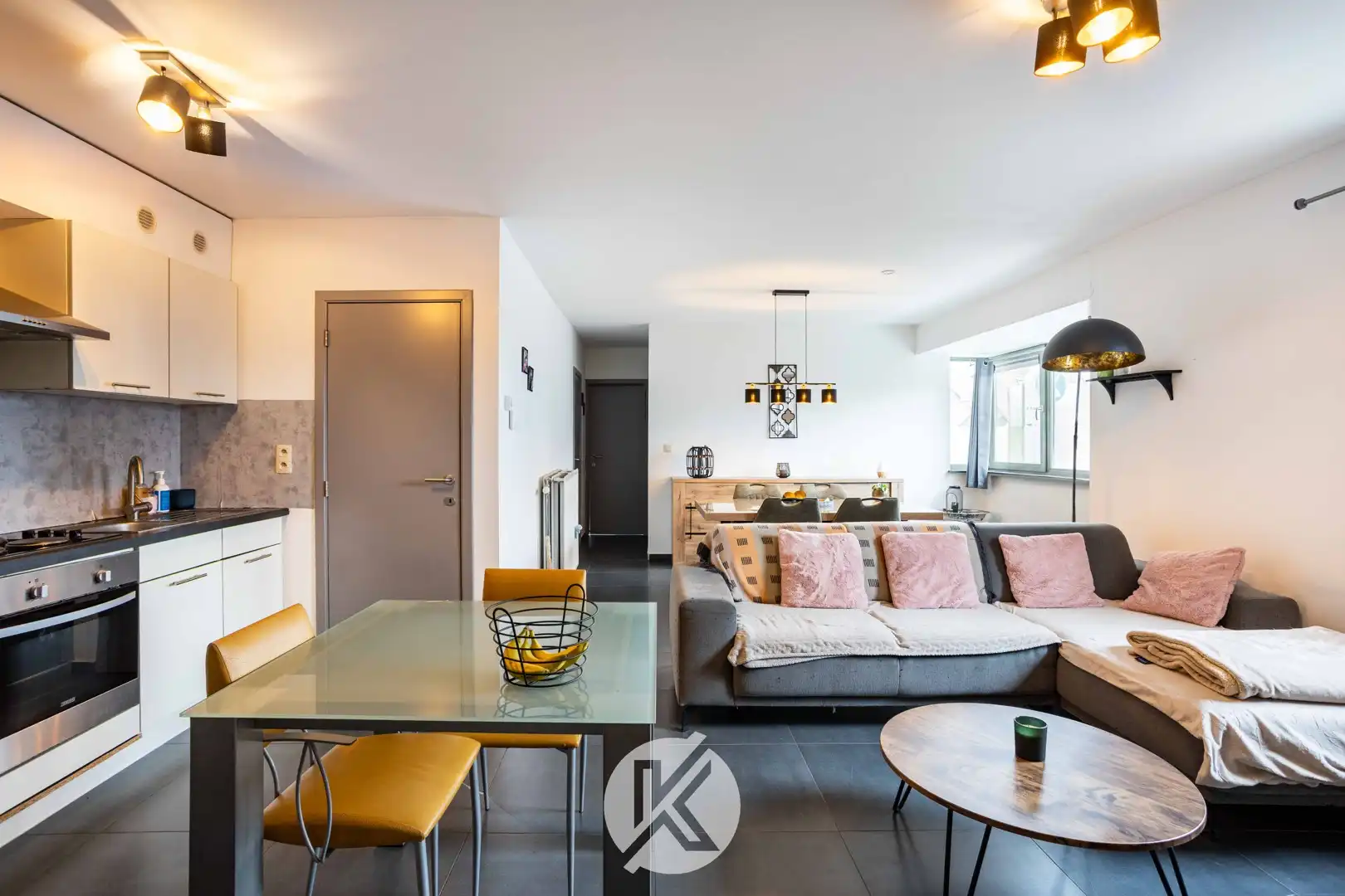 Stijlvol appartement met twee slaapkamers en staanplaats foto 6