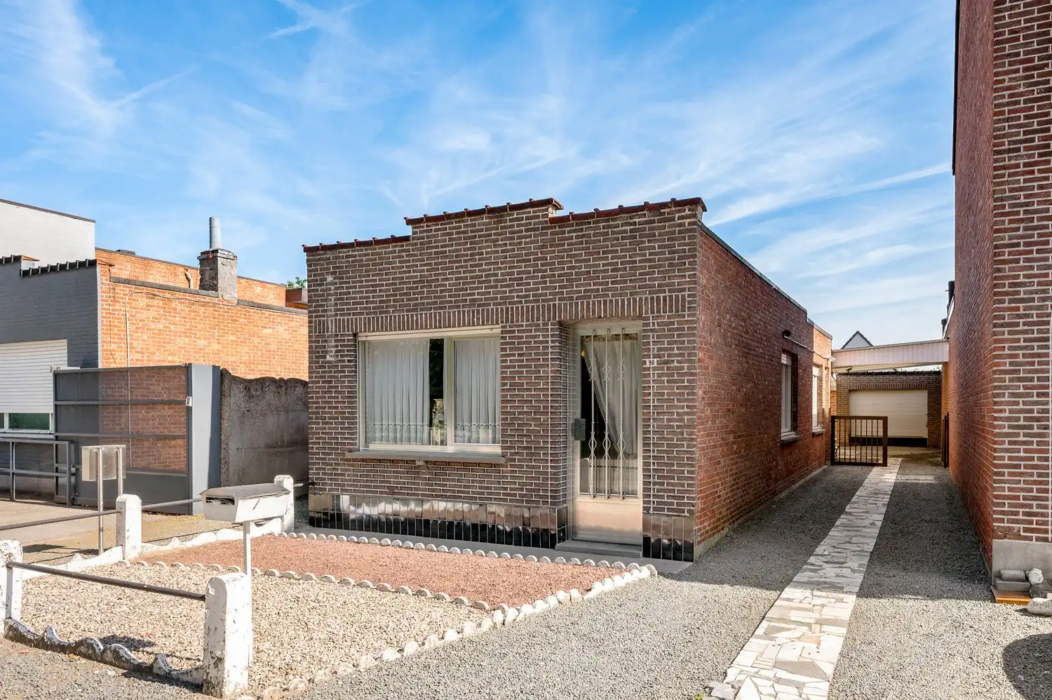 Hoofdfoto van de publicatie: Te renoveren laagbouwwoning met garage, atelier en tuin op een perceel van 451 m².