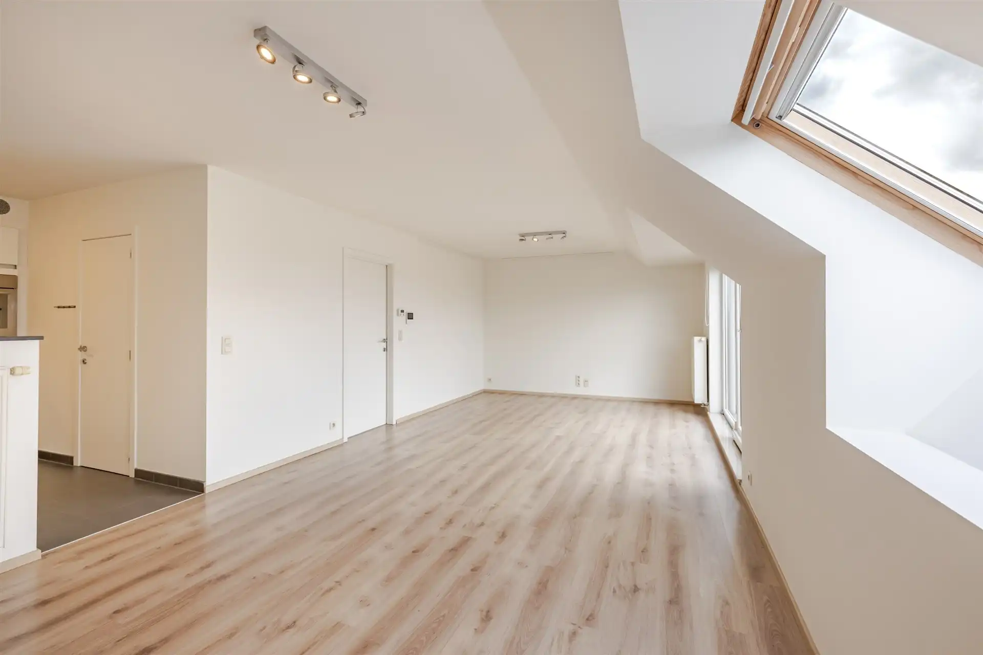 Instapklaar appartement met garagebox, centrum Laarne! foto 10