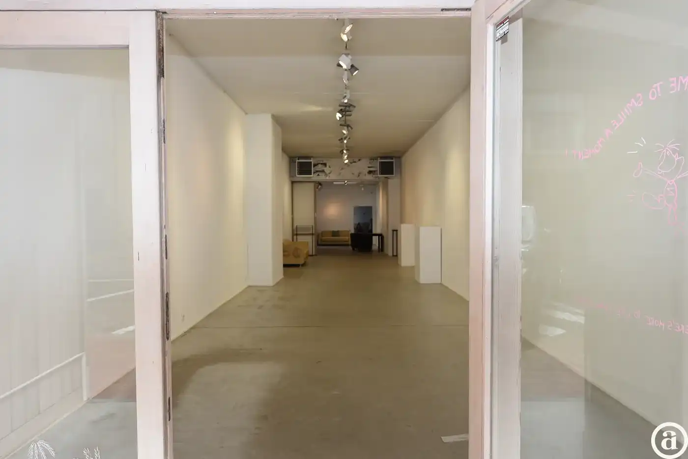 Uitstekend gelegen handelspand met hoge muren ( 3.70m) [Zandstraat - Zoute]. foto 7