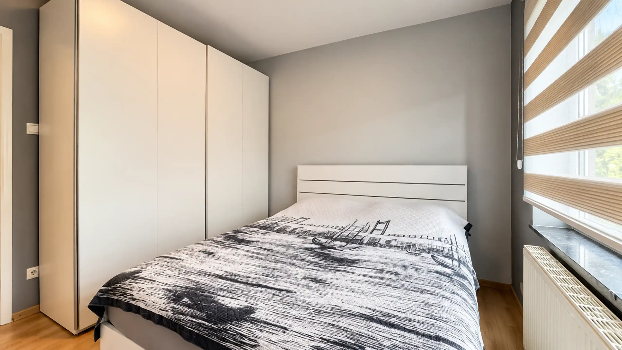 Instapklare halfopen bebouwing met zonnige tuin en garagebox foto 25