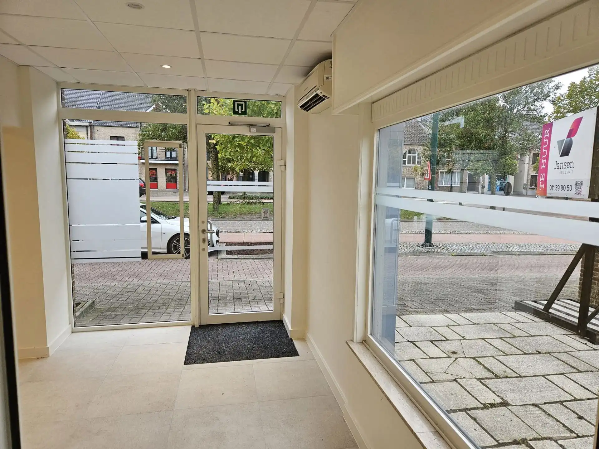TE  HUUR in Meeuwen: kantoor/commerciële ruimte foto 4