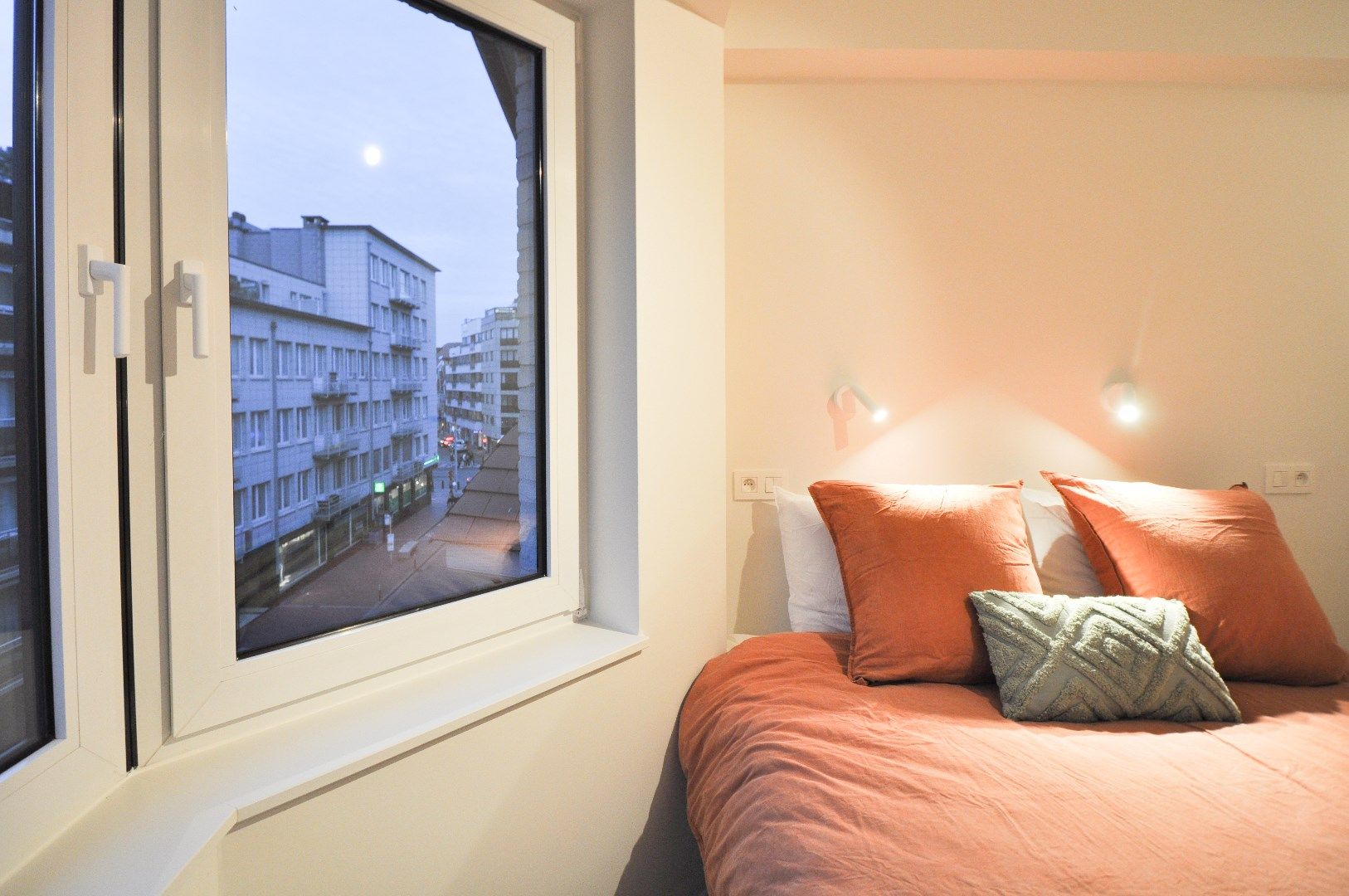 Volledig gerenoveerd hoek-appartement gelegen op enkele stappen van de zee. foto 9