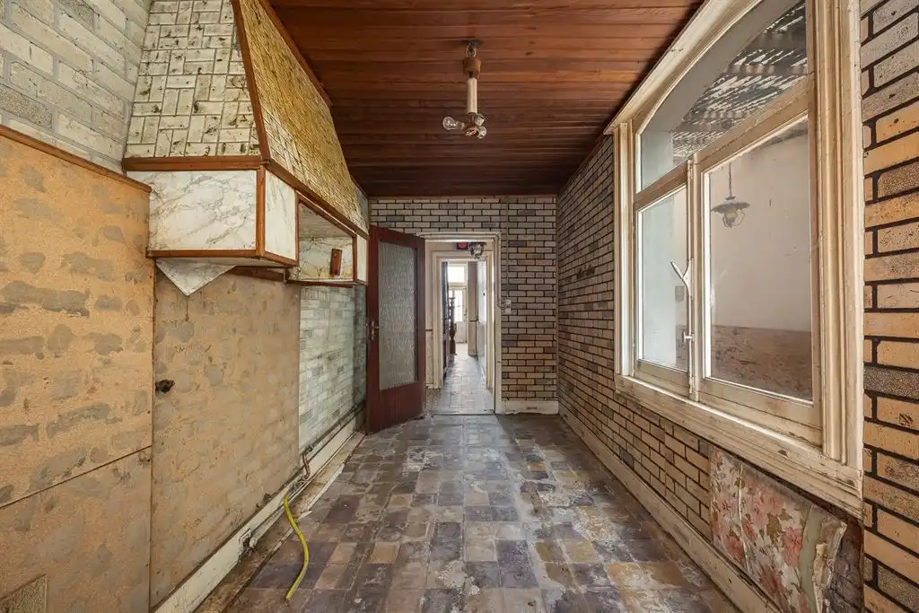 Verrassend ruime te renoveren woning met zonnige tuin foto 8