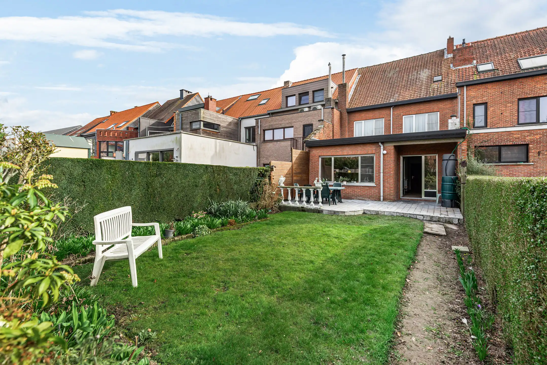 Ruime woning met garage en mooie tuin op fijne locatie foto {{pictureIndex}}