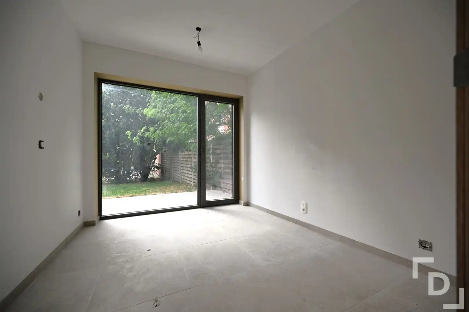 Nieuwbouwstudio met terras en tuin te koop in centrum Ieper. foto 8