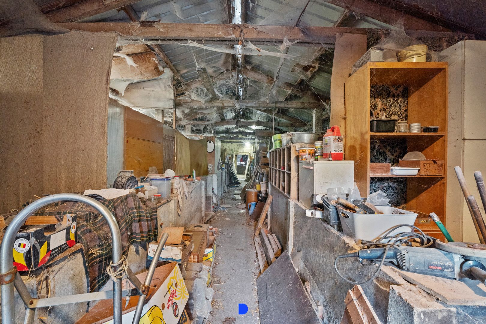 Half open woning met stalling/loods. foto 23
