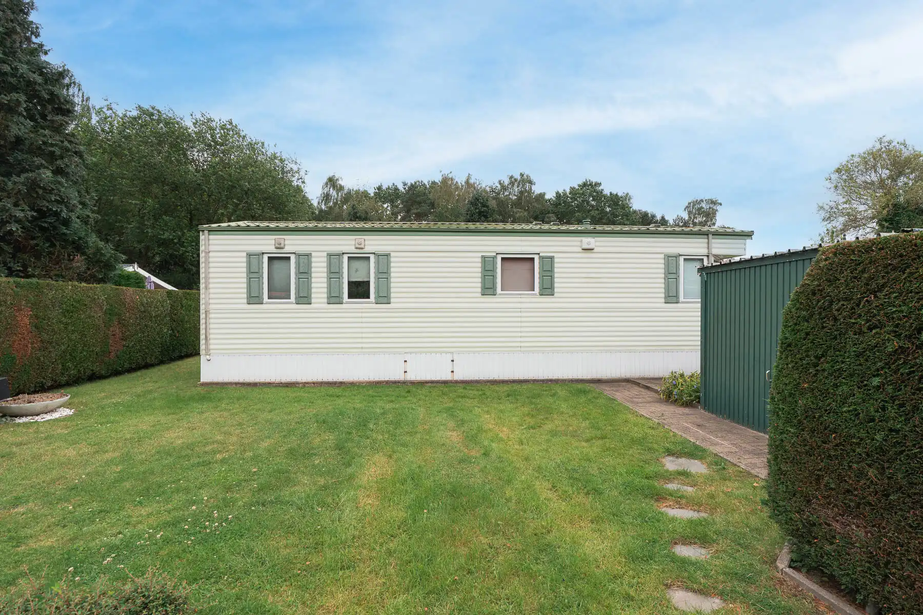 Prachtige agrarische tuin met caravan foto 3