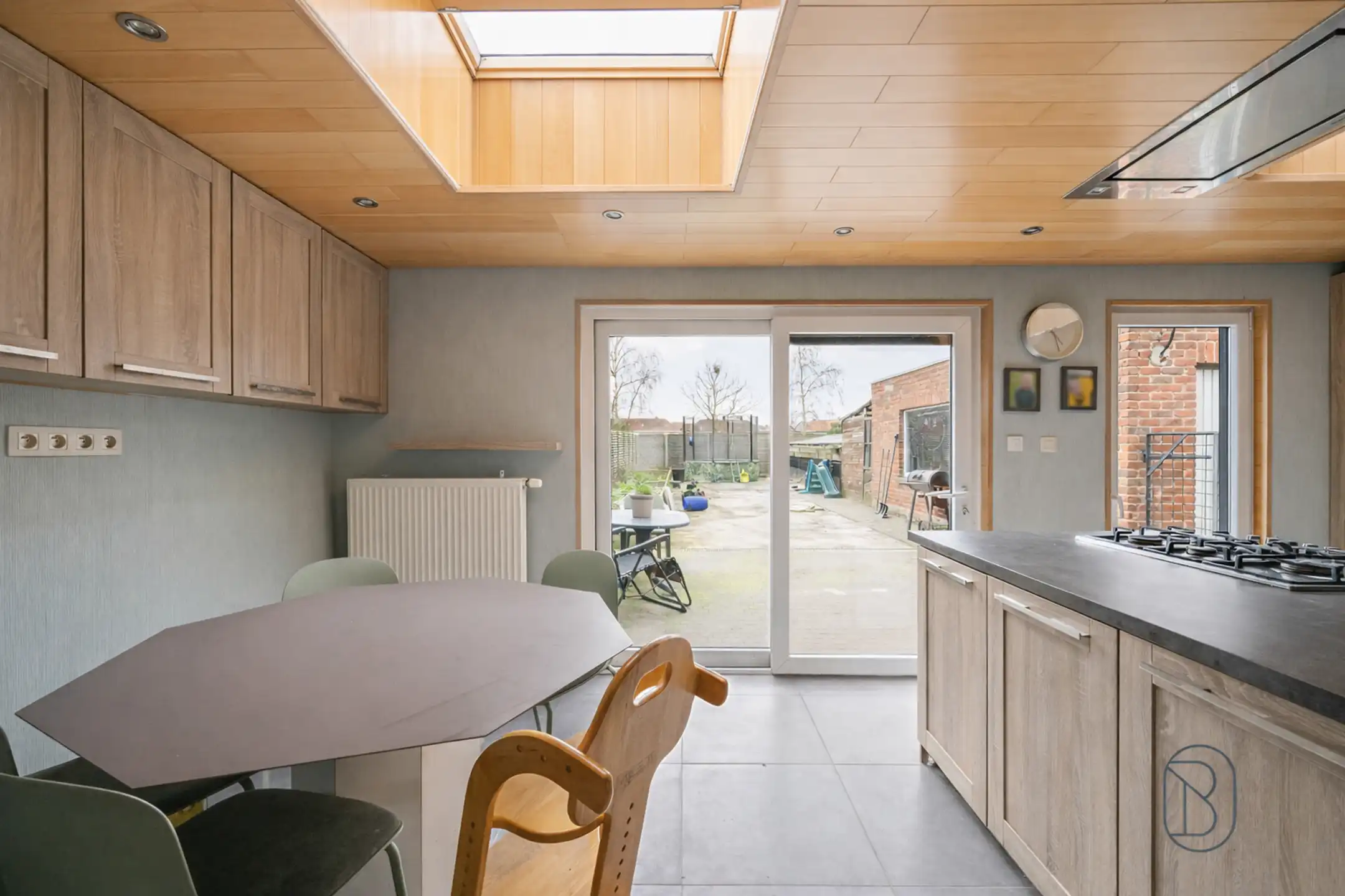 Halfopen woning met garage en tuin in Harelbeke foto 3