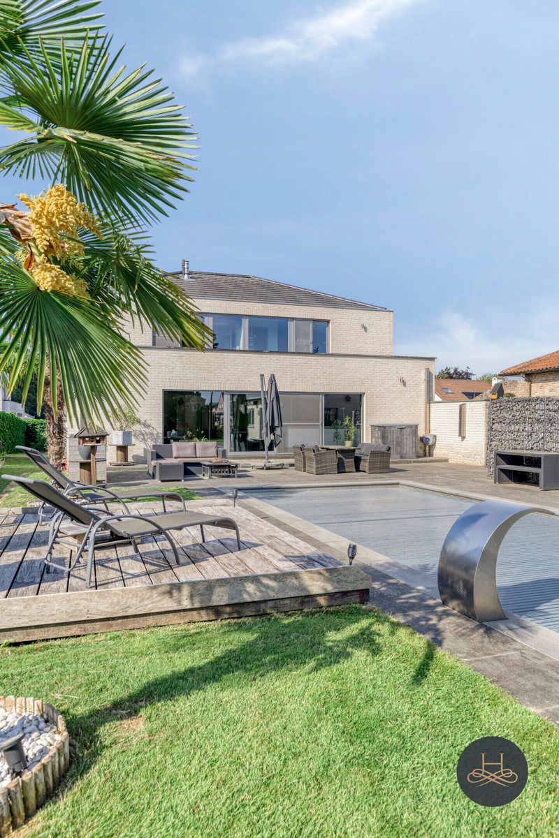Ruime en recente woning met zwembad foto 3