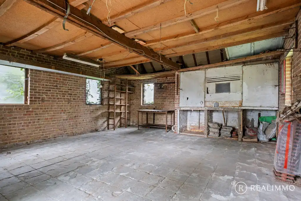 Ruime te renoveren woning met dubbele garage! foto 19