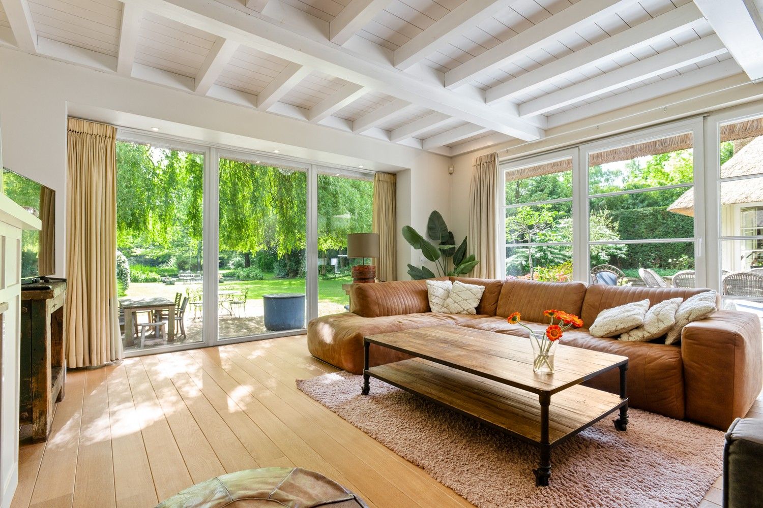 Architecturale rietgedekte villa op 5.717 m² grond foto 6