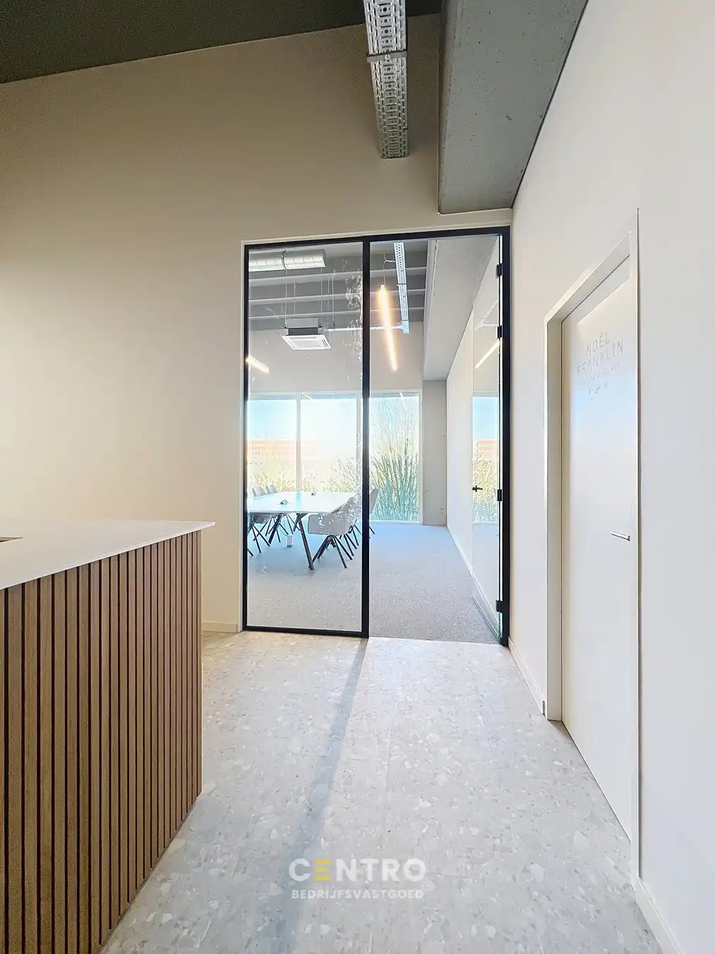 Energiezuinige, vernieuwde SERVICED kantoorruimte met mogelijkheid om een MAGAZIJN (215m²) bij te huren op Ieper Business Park! foto 7