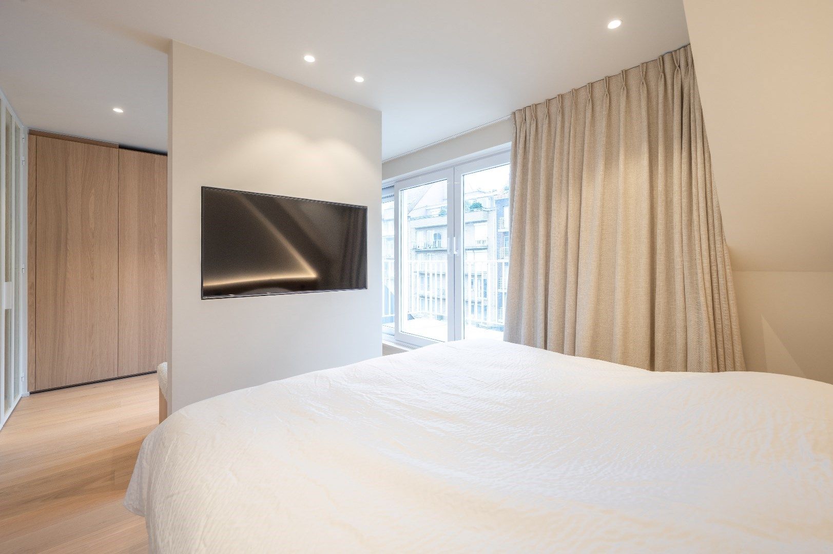 Luxueus afgewerkt duplex dakapp. met open zicht over de villa's van het Zoute, gelegen in het centrum van Knokke. Garage te koop foto 13