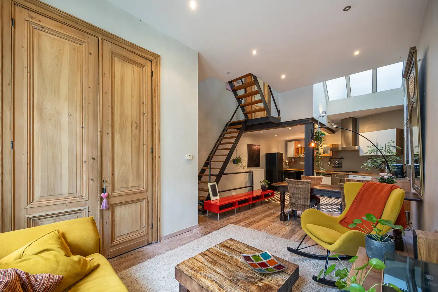 Karaktervol herenhuis met arte-déco aan de Dageraadplaats foto {{pictureIndex}}