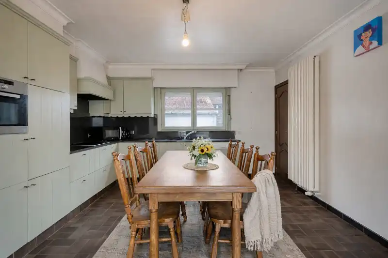 Bijzonder ruime woning met garage voor 3 wagens en ateliermogelijkheden foto 4