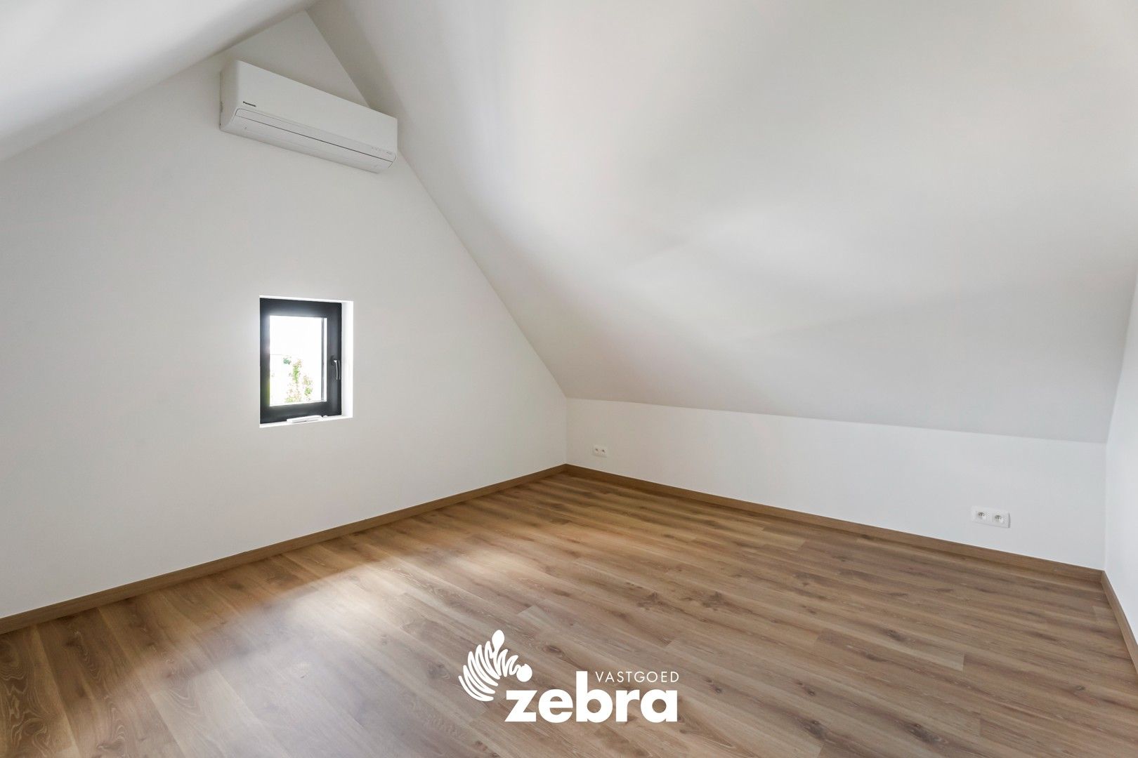 Prachtig gerenoveerde villa met 5 slaapkamers en 2 badkamers te Oostrozebeke! foto 24