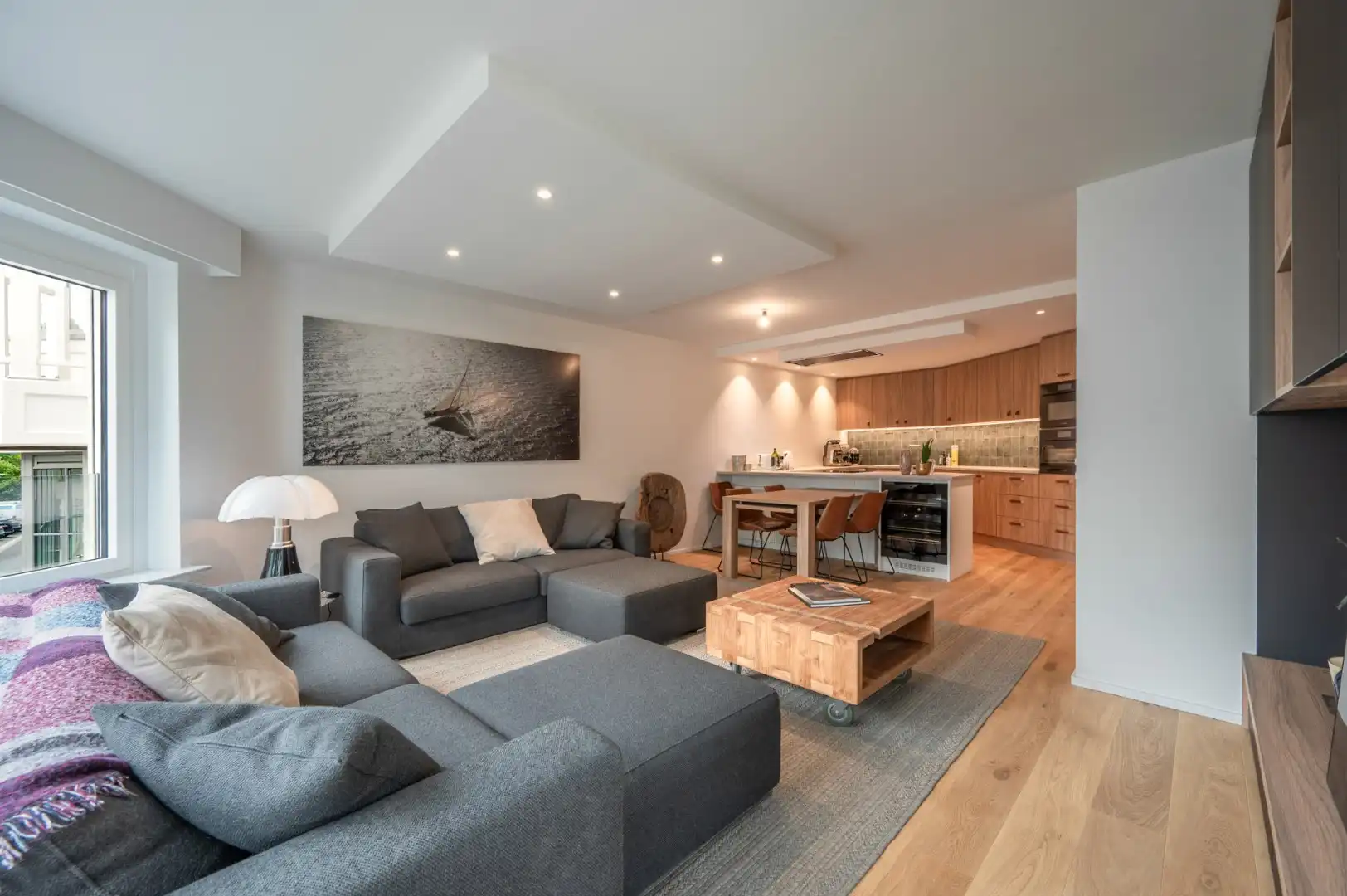 Uitzonderlijk breed appartement met aangenaam zicht op groen en villa's van Het Zoute, gelegen in residentie tussen Driehoeksplein en Ijzerzerpark. foto 4