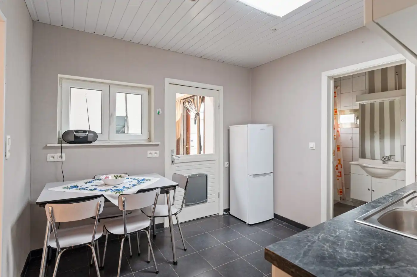 Leuke starterswoning met 2 slpk., garage en gezellig west-tuintje foto 8